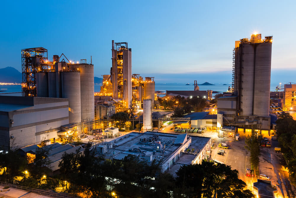 cement-factory-at-night-73TMD7N (1)